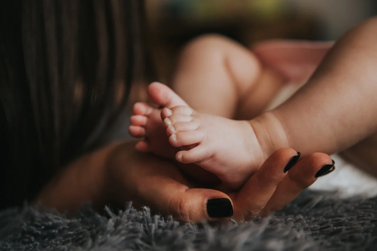 mom, baby, feet, hands, legs, child, daughter, son, relationship, parent, parenting, kid, infant, care, nurture, nature, skin, hold, happy mothers day, touch, mum, love