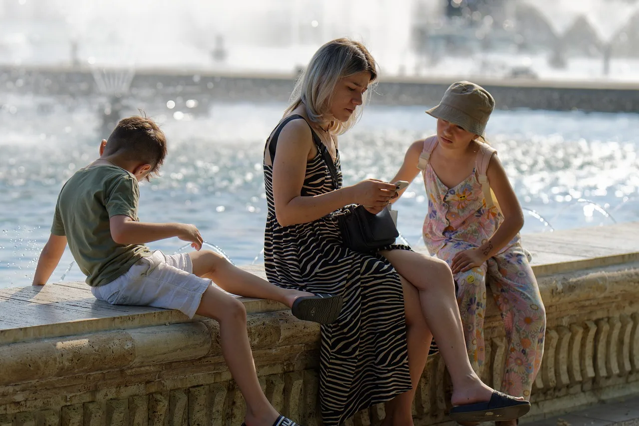 family, fountain, children, park, mother, kids, relaxation, outdoors, sunny, tourism, recreation, snapshot, summer, nature, water, basin, edge, border, smartphone