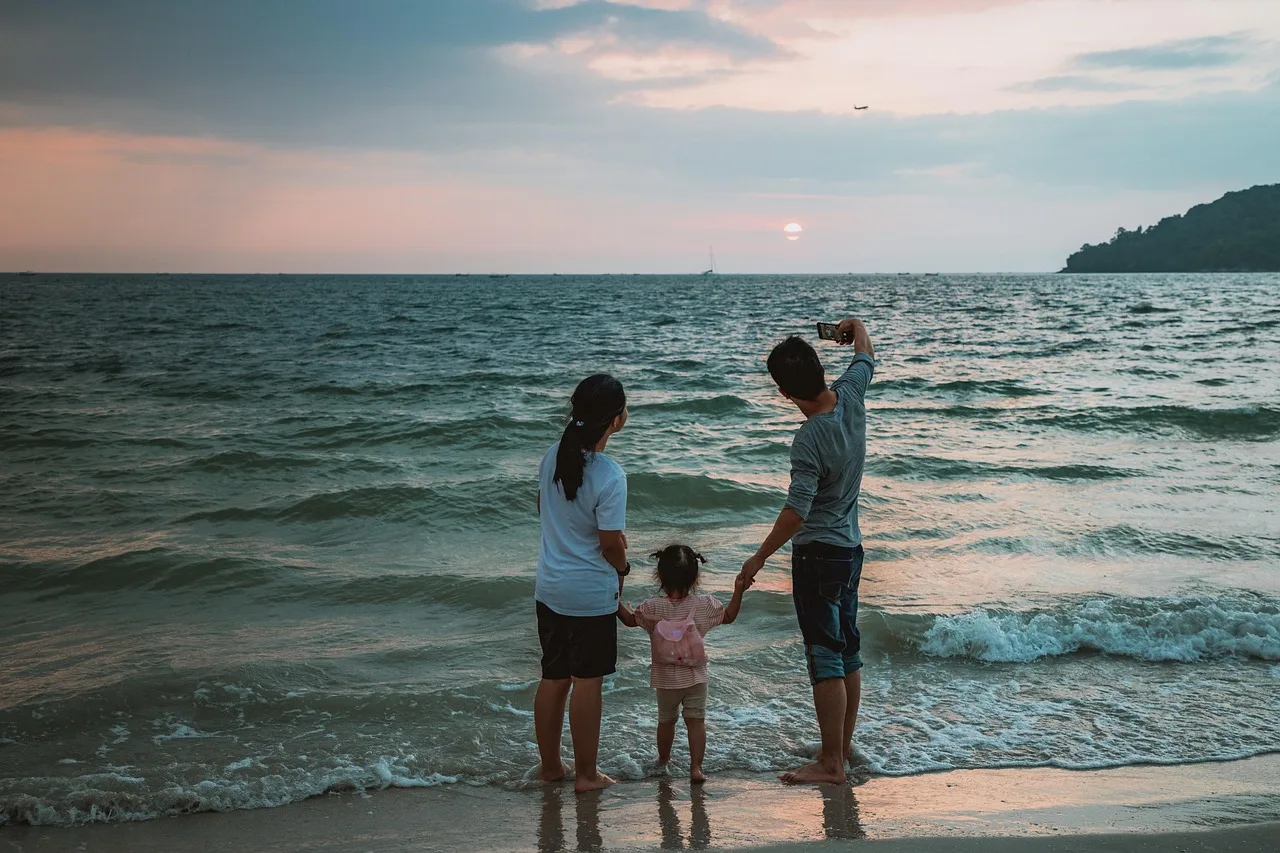 selfie, beach, family, child, mother, father, vacations, mobile, smartphone, nature, photo, summer, sea, water, ocean, happy, to travel, people, girl, asian, asia, chinese